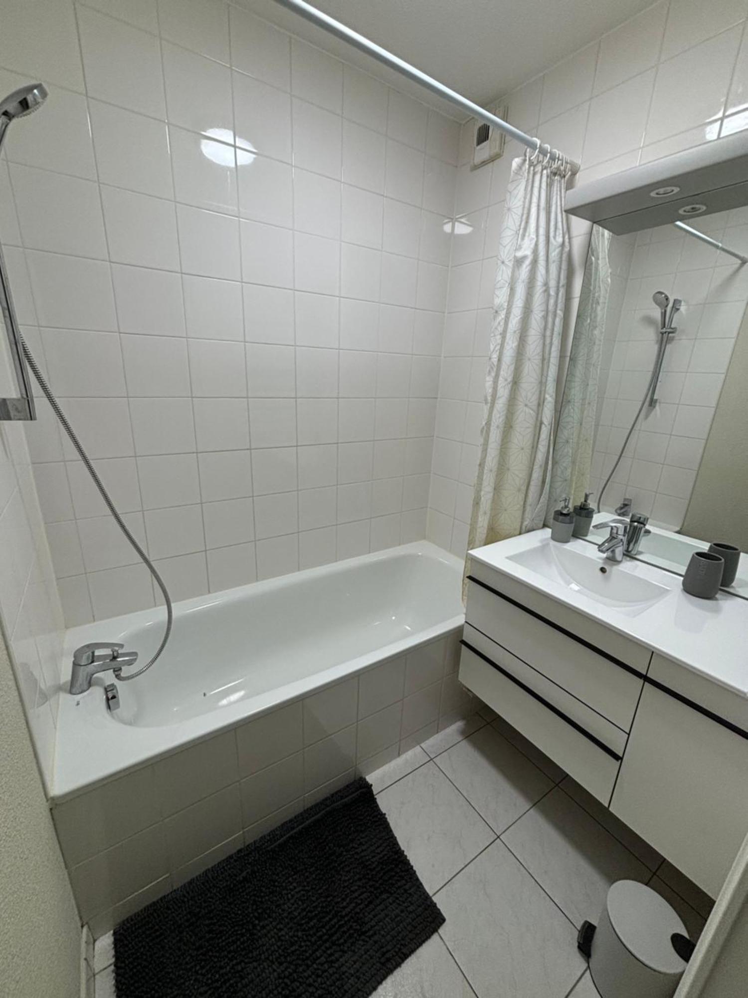 F2 Renove Lumineux Dans Avec Balcon Et Parking Apartment